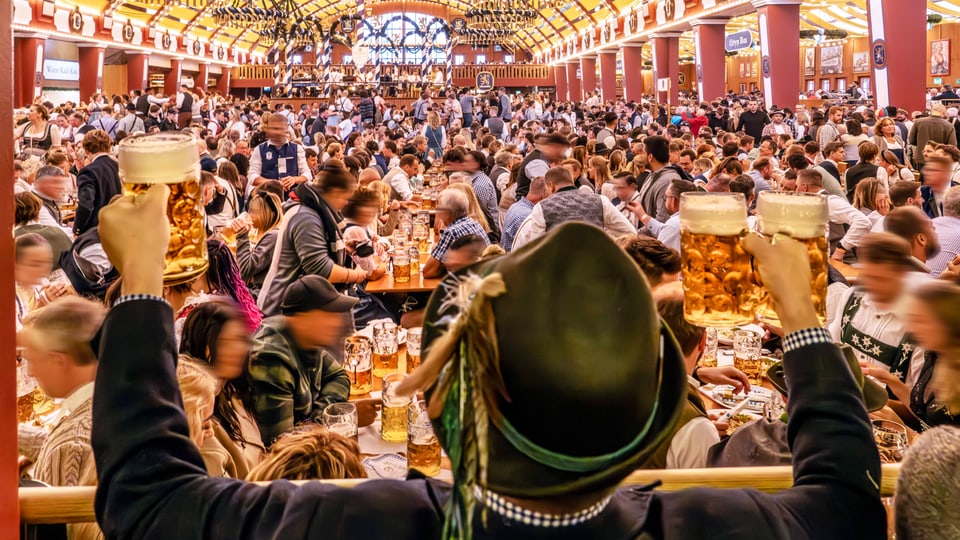 Wiesn-Besucher feiern im Löwenbräu-Zelt.