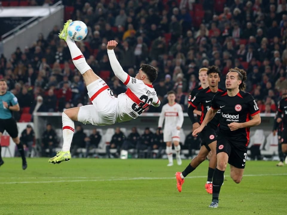 Fussballspieler bei Rückfallzieher im Stadion während Spiels.