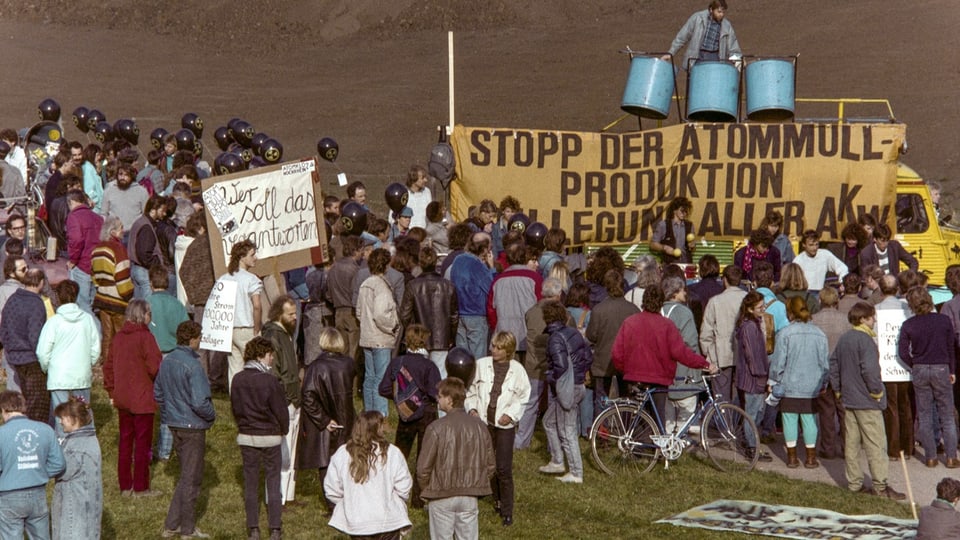 Atomkraftgegnerinnen und -gegner haben sich zu einem Protest gegen Atomkraft versammelt.