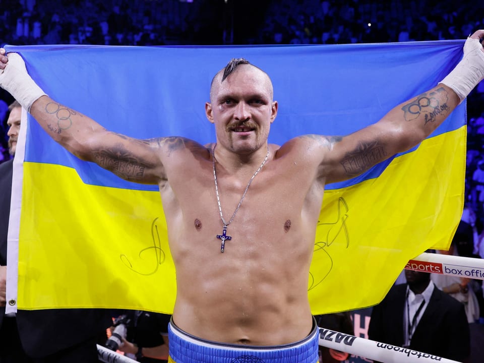 Oleksandr Usyk spannte eine ukrainische Flagge hinter dem Rücken