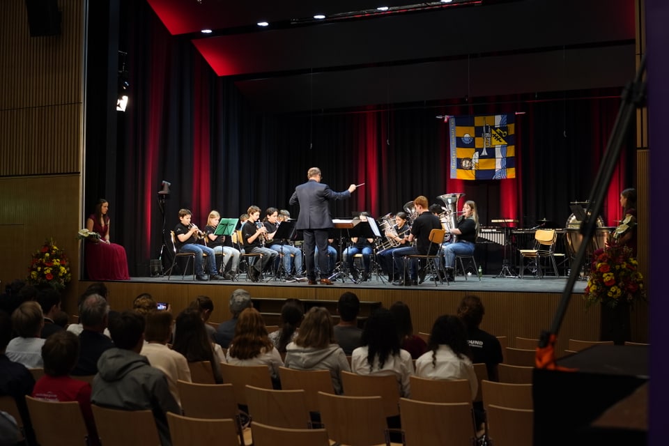 Young Brassers Imboden auf der Bühne.