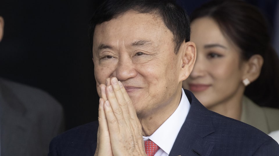 Thaksin Sinawatra in einer Nahaufname; er drückt Hände vor dem Gesicht zusammen, wie in einem Gebet