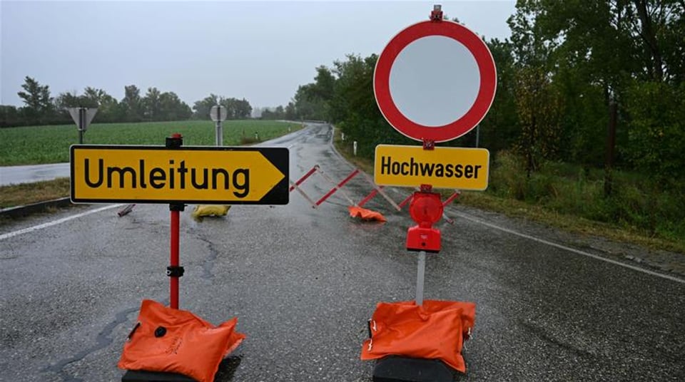 Strassensperrung wegen Hochwasser mit Umleitungsschild.