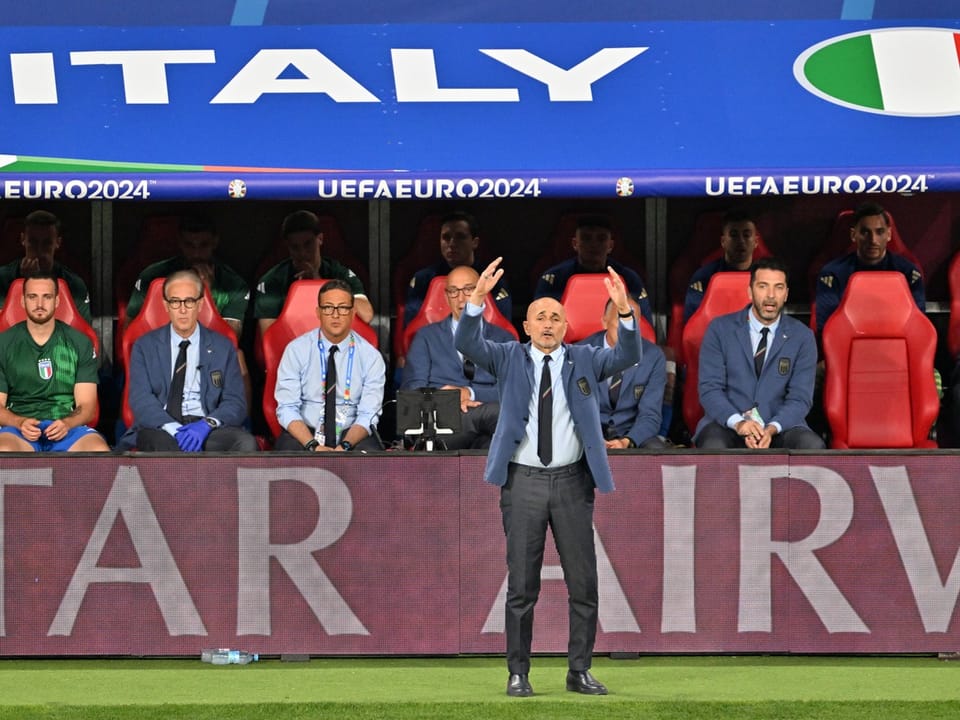 Ein Fussballtrainer steht gestikulierend vor der italienischen Bank während der UEFA Euro 2024.