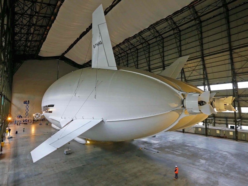 Luftschiff in Hangar