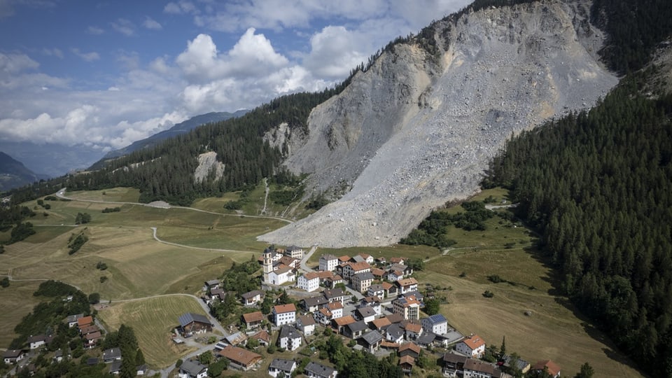 Blick auf Geröllmasse, die direkt neben dem Dorf zu liegen kam.