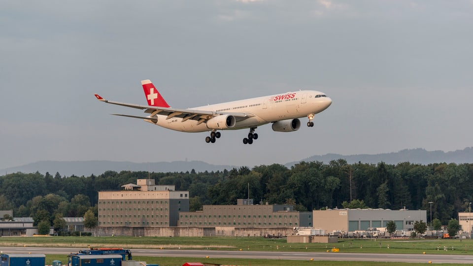 Ein Flugzeug der Swiss im Anflug auf Zürich Kloten. 