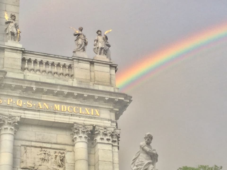 Regenbogen hinter einem historischen Gebäude.