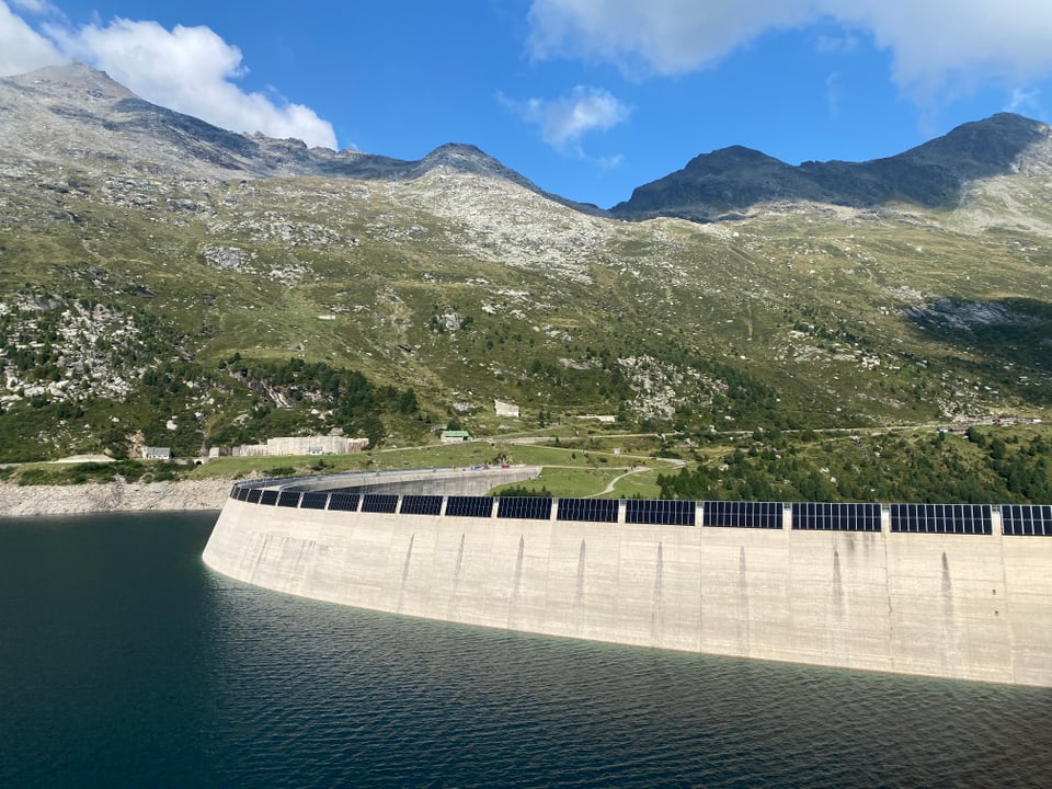 Ils panels solars èn montads sur il livel maximal da l'aua dal lai da fermada.