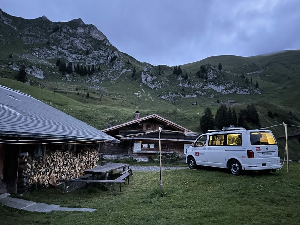 Frühmorgens auf der Alp Morgeten: Vom Sendebus aus schaltet sich Ralph Wicki live in die Morgensendung von Radio SRF 1 ein. 