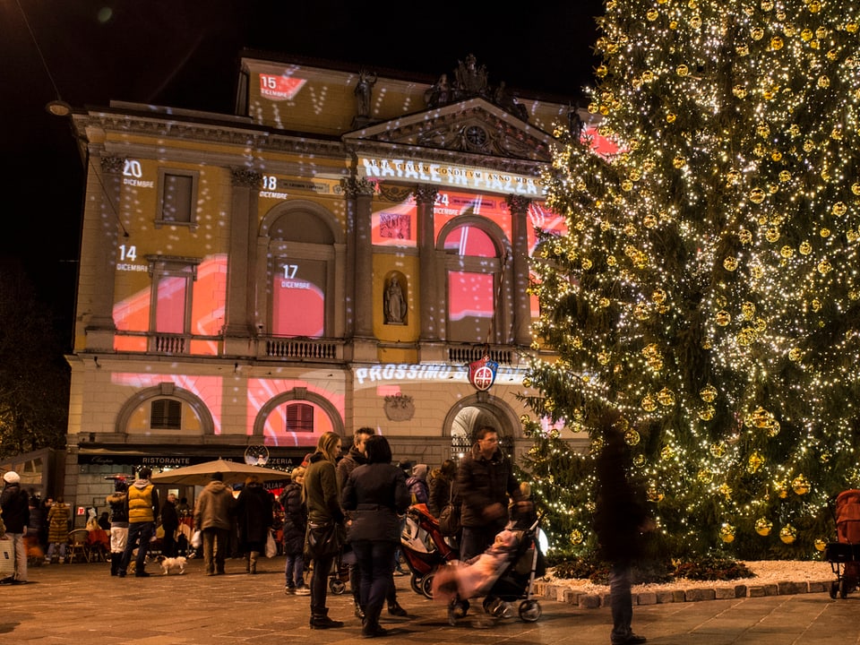 Bundeshaus mit Weihnachtsbeleuchtung