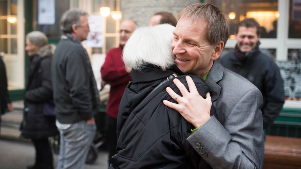 Peter Jans wird von einer Gratulatin umarmt.