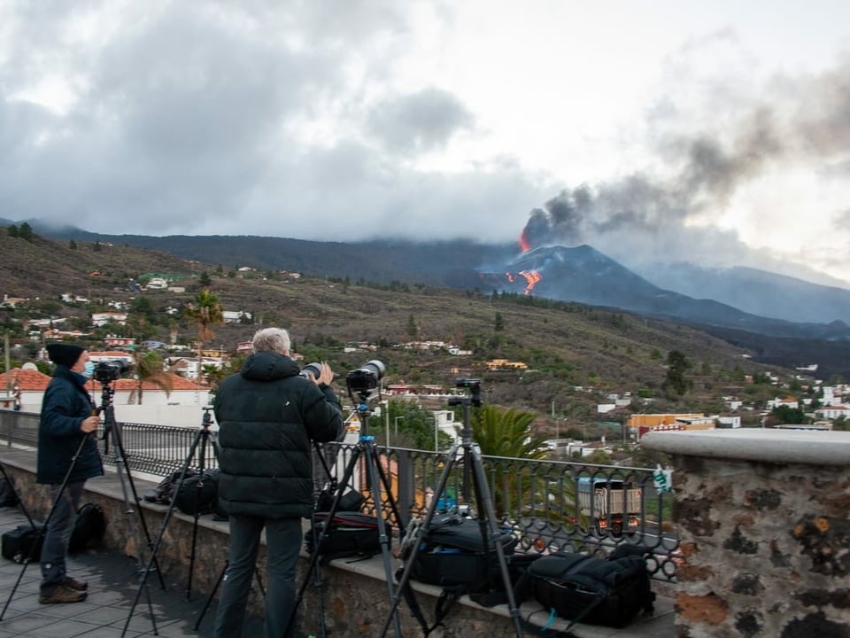 Fotografen machen Bilder des Vulkans
