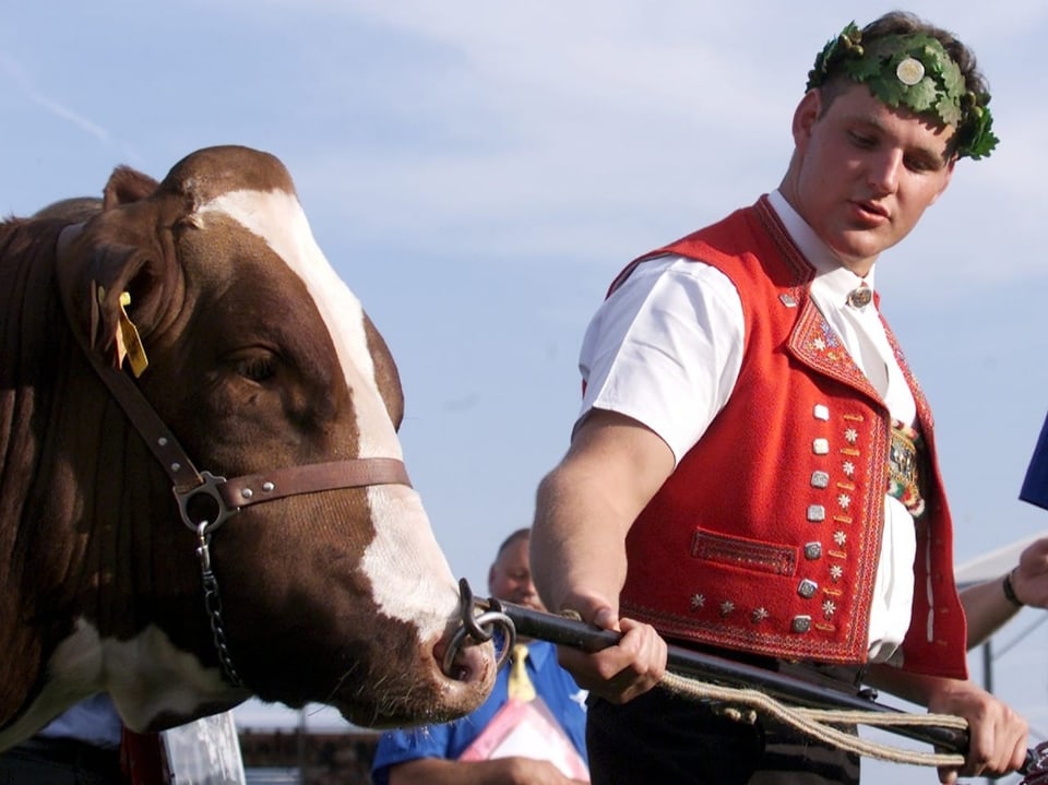 Forrer mit dem gewonnenen Zuchtstier 2001.