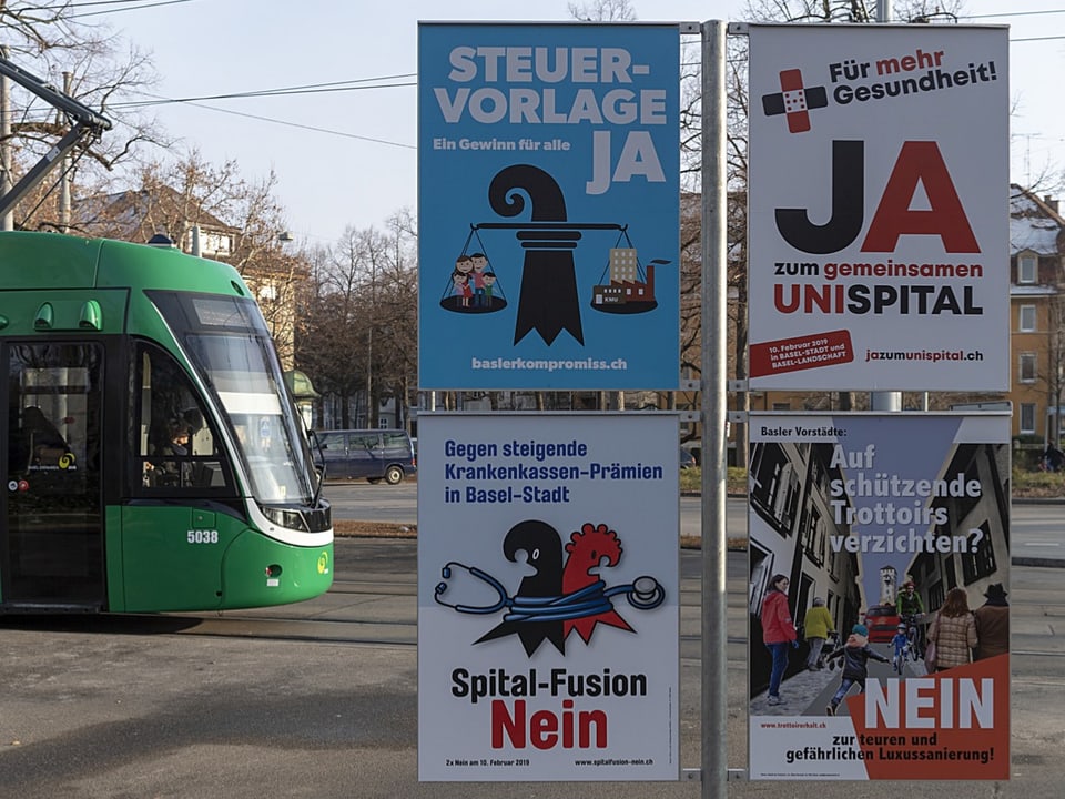 Abstimmungsplakate mit Tram 