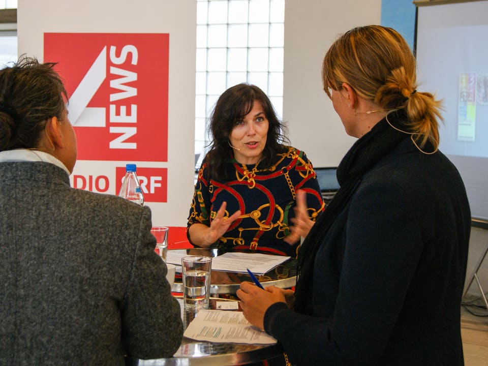 Moderatorin Cathy Flaviano diskutiert mit Personalverantwortlichen verschiedener Firmen.