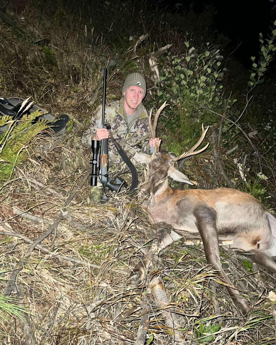 Jäger mit Hirsch.