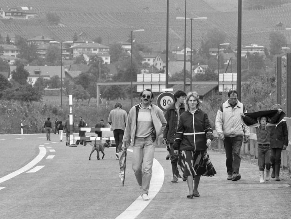 Menschen laufen am Tag der offenen Tür im Juni 1985 Richtung neu eröffnetem Gubristtunnel.