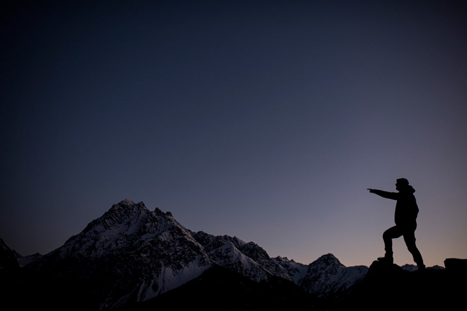 Der Blick auf den Piz Pisoc von Sent aus offenbart die beeindruckende Silhouette des Berges