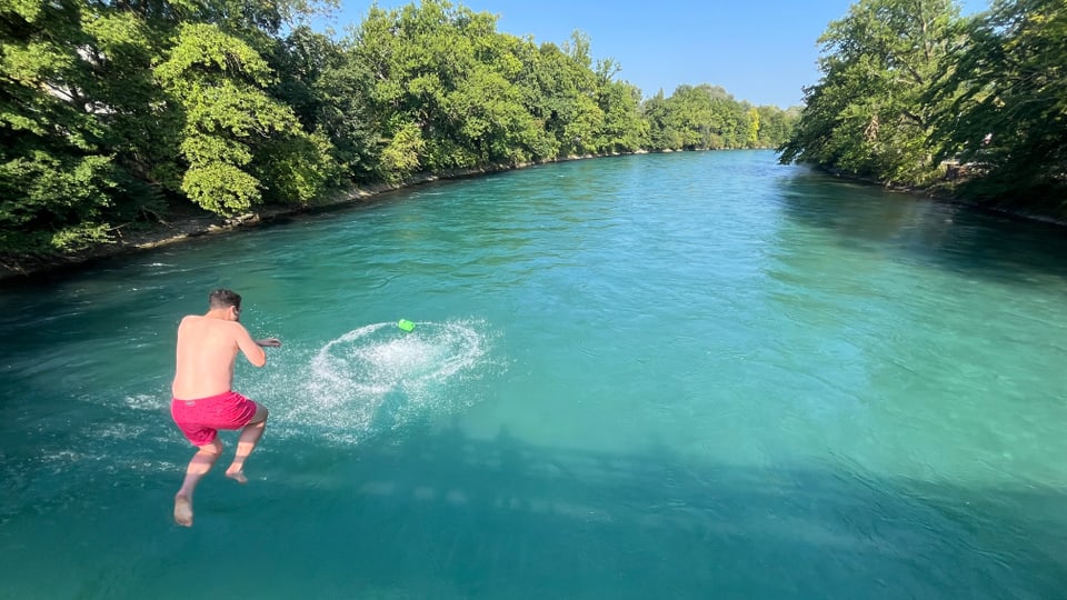 Sprung von einer Bücke in die Aare.