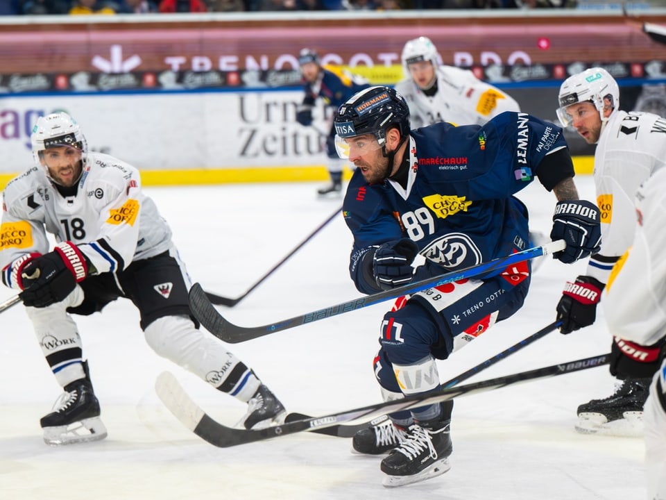 Eishockeyspieler im Spiel auf dem Eis.