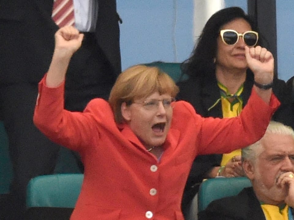 Angela Merkel in Jubelpose