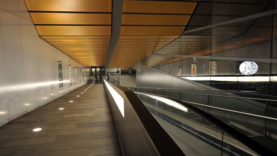 Gang beim Bahnhof