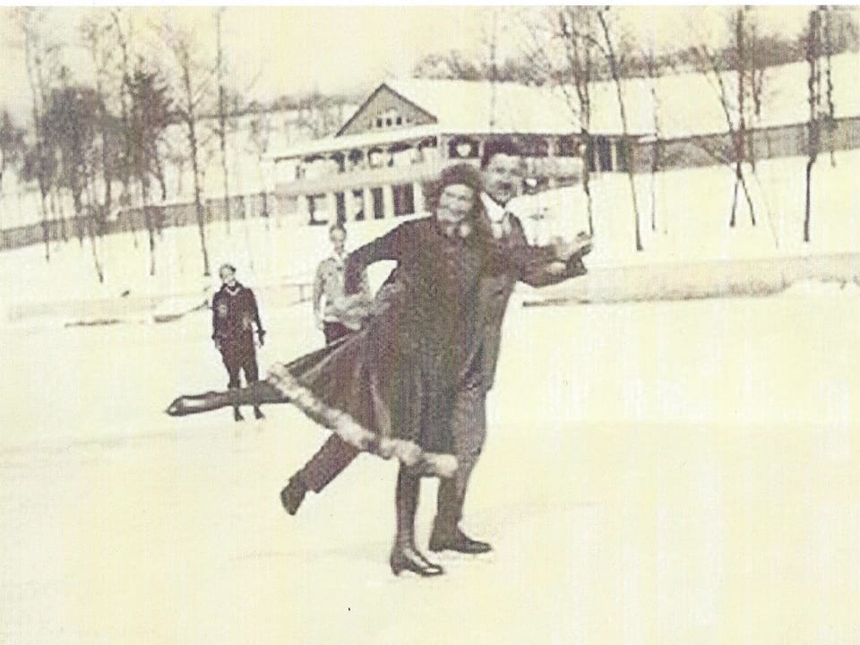 Alte Schwarz-Weiss-Fotografie von Paarläufern.