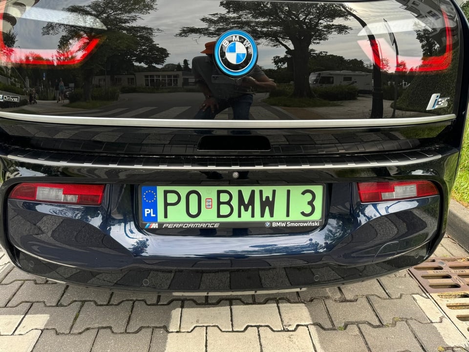 Rückansicht eines schwarzen BMW mit polnischem Kennzeichen.