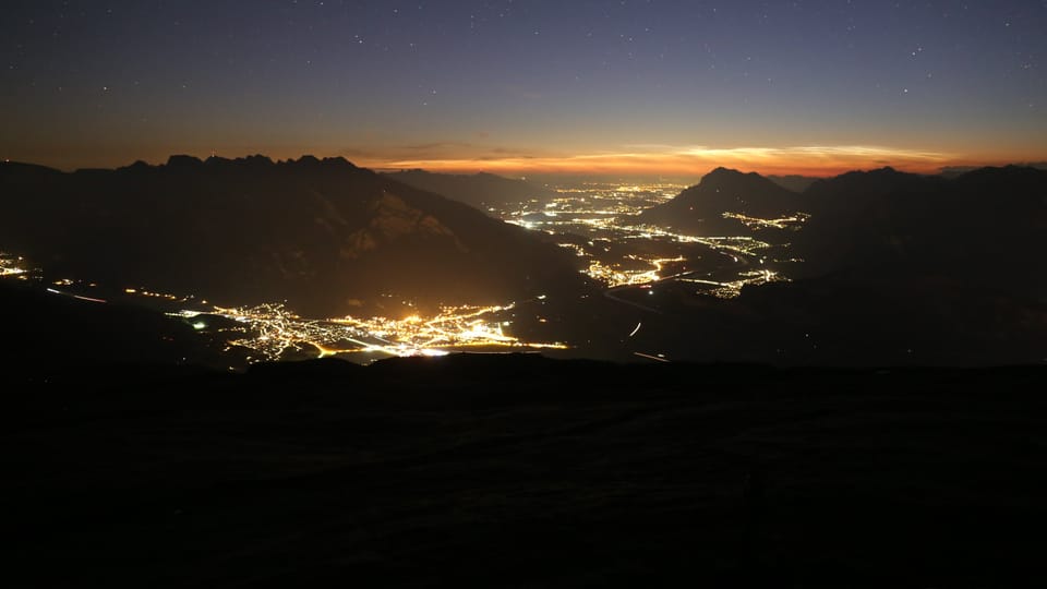 Leuchtende Nachtwolken über der Schweiz