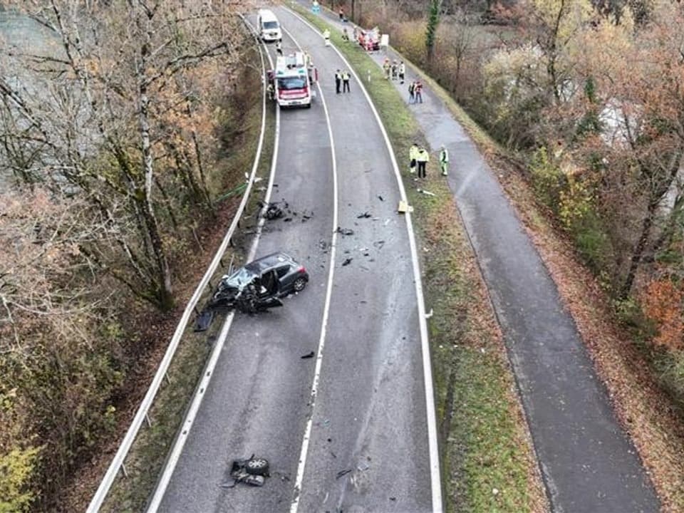 Autowrach von oben fotografiert am Strassenrand