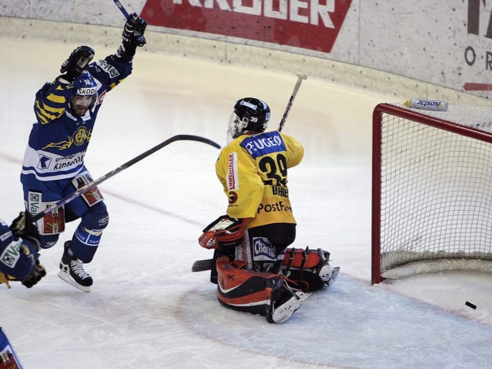 Eishockeyspiel, Spieler jubelt nach Torerfolg.