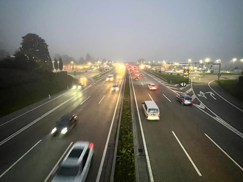 Die Raststätte Grauholz bei Bern im Novembernebel: Hier soll die Autobahn ausgebaut werden