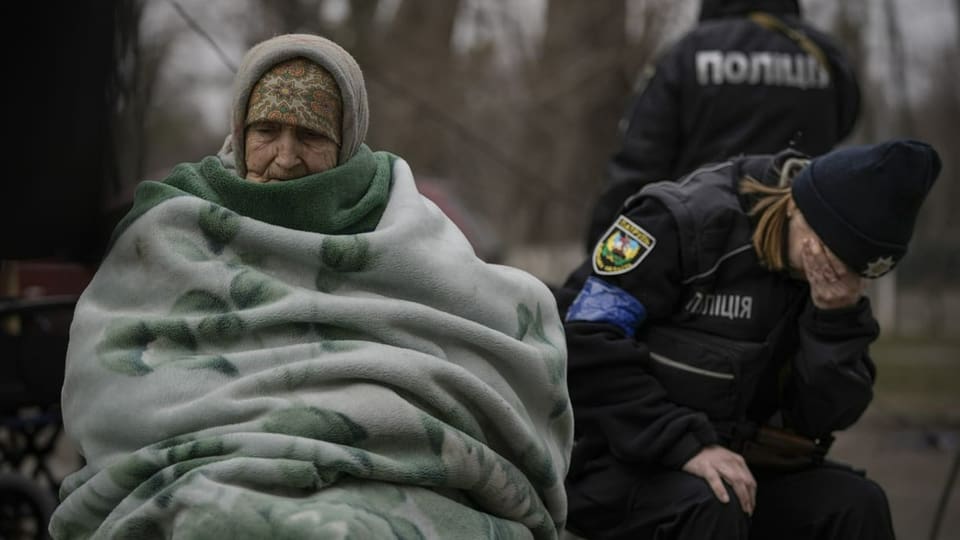 Ukrainische Polizistin und eine geflüchtete Frau aus Irpin nahe der Hauptstadt Kiew (26. März 2022). 