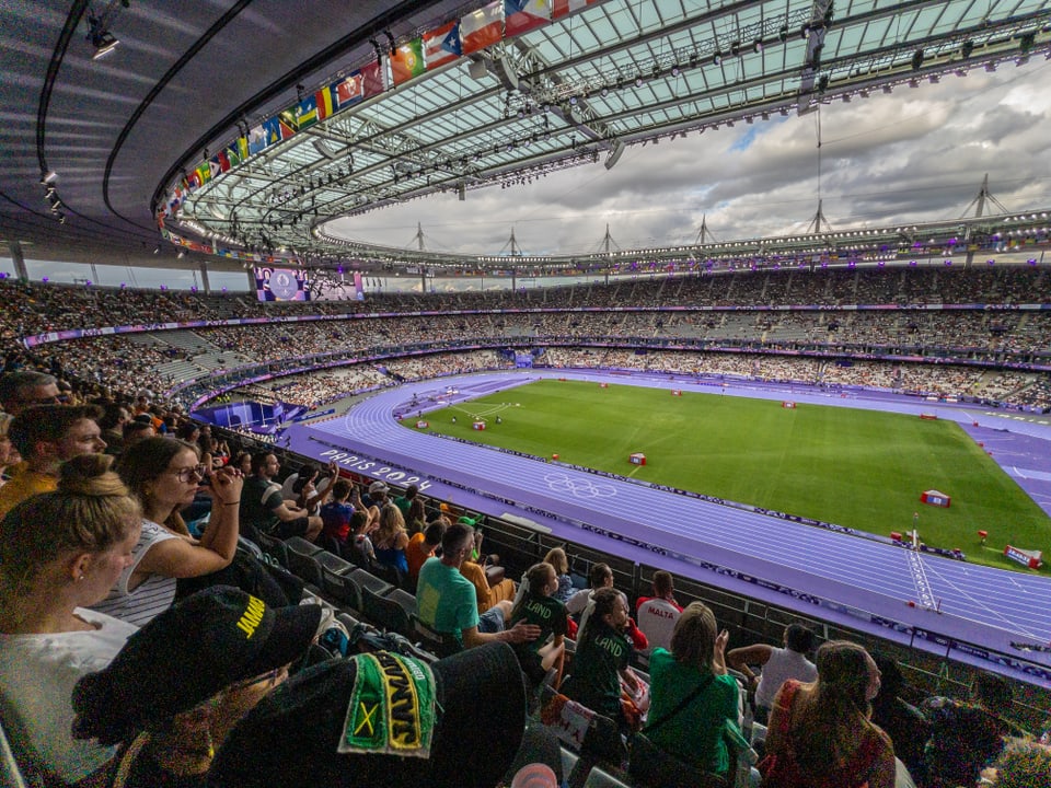 Paris 2024: Sicht in das Stade de France mit Fans.