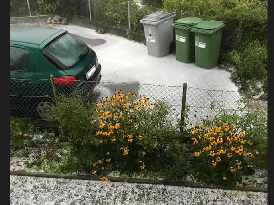 Hagelkörner auf dem Parkplatz in Kriens (LU).