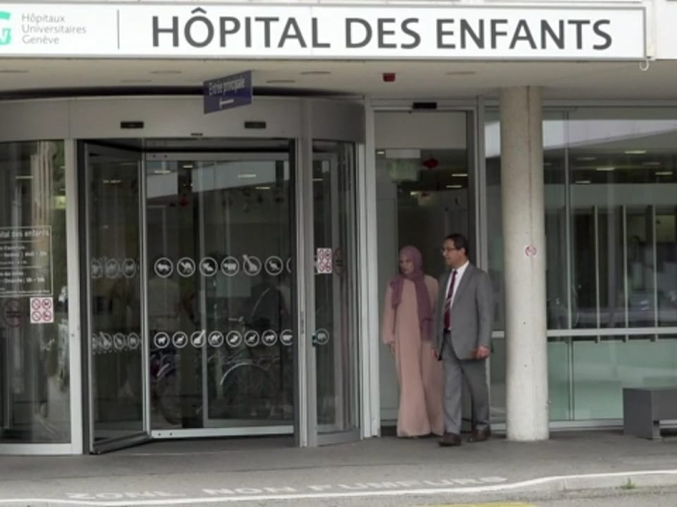 Die Mutter von Youssef und der Arzt Raouf Salti vor dem Eingang des Spitals in Genf.