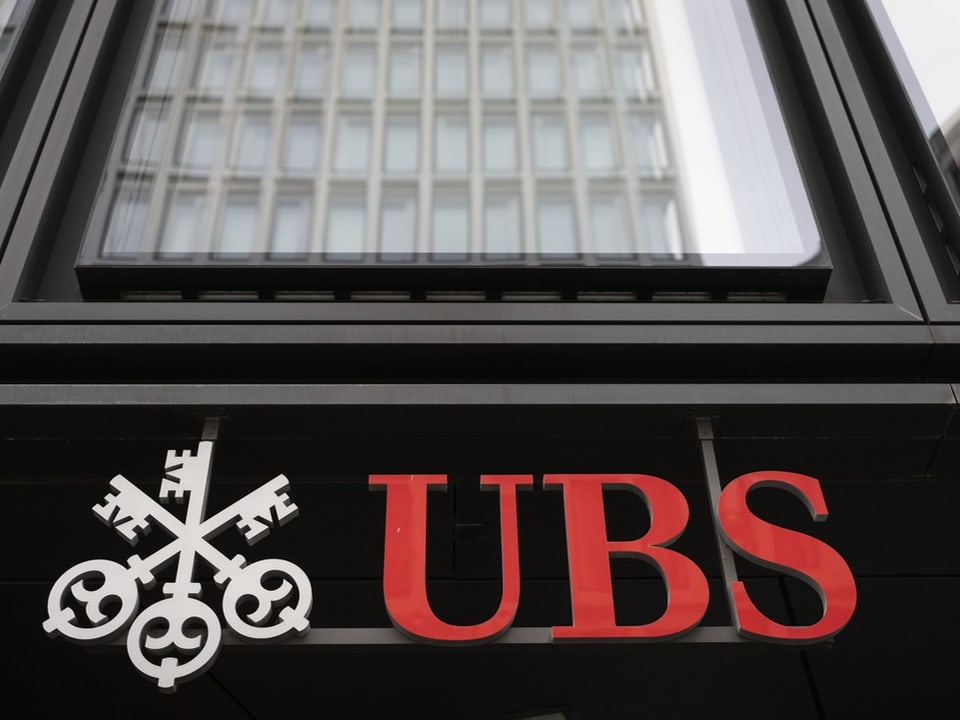 UBS-Logo an Gebäude.