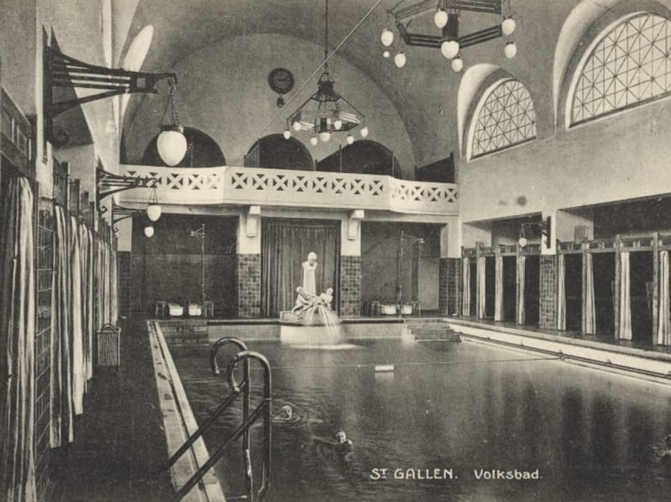 Historisches Bild des Volksbads St. Gallen mit Blick auf Becken, Duschen und Skulptur