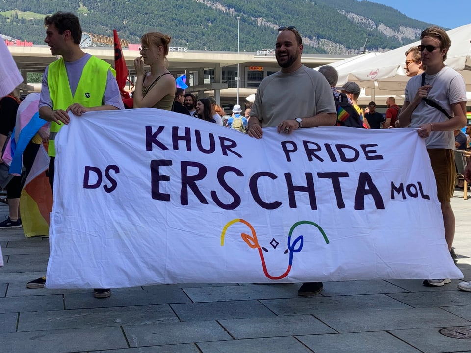 Trais persunas che portan in transparent cun il text: kuhr pride ds erschta mol.