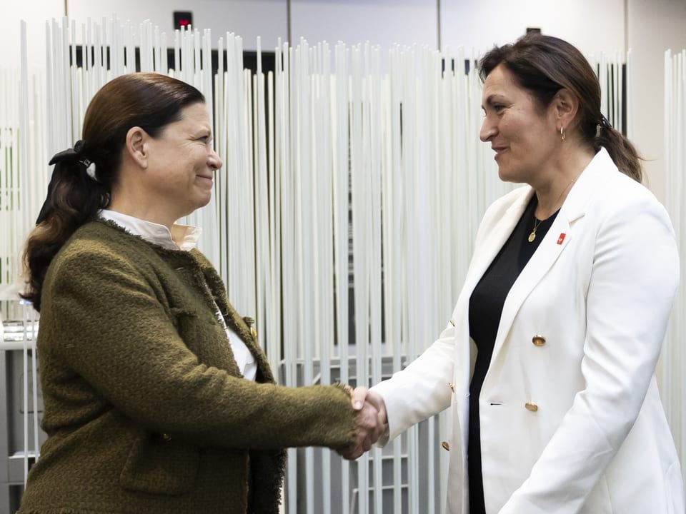 Glenda Gonzalez Bassi (rechts) reicht Natasha Pittet die Hand. 