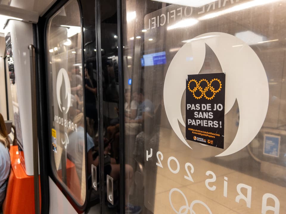 Paris 2024: Aufkleber in der pariser Metro.