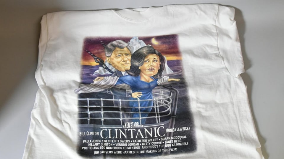Ein T-Shirt mit einem Filmplakat drauf. Bill Clinton hält Monika Lewinsky wie auf der Titanic. Filmtitel: Clintanic.