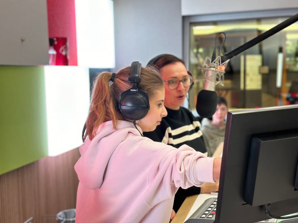 Zukunftstag 2024: Schülerin mit Moderatorin im Radiostudio