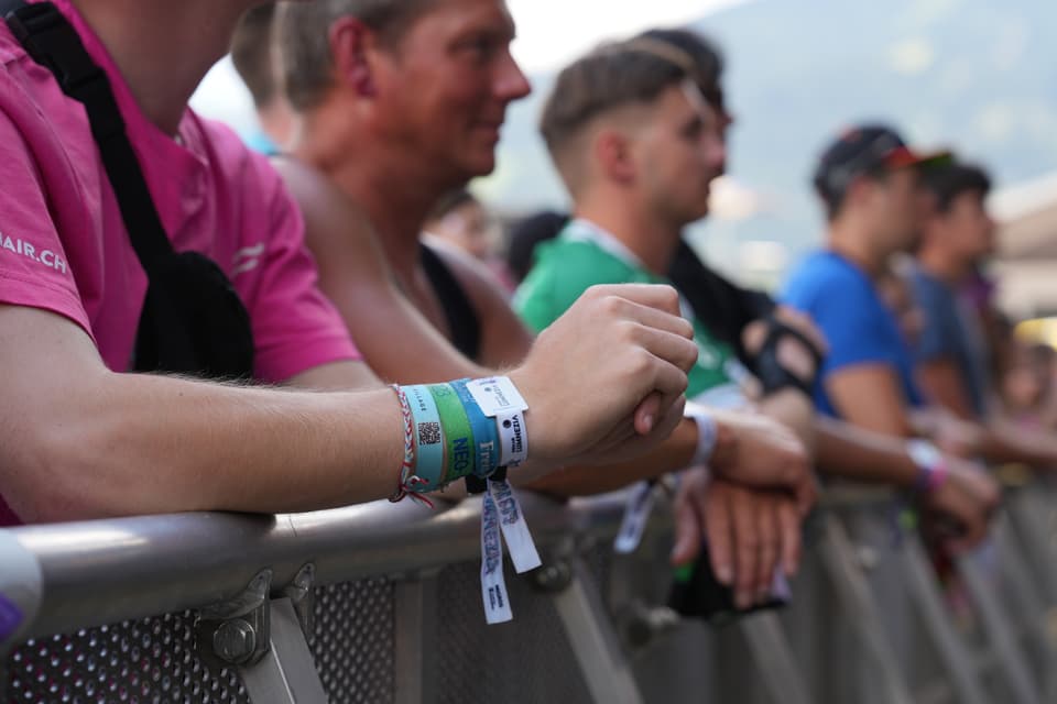 Menschen bei einem Konzert oder Festival hinter Absperrung am Open Air Lumnezia 2024