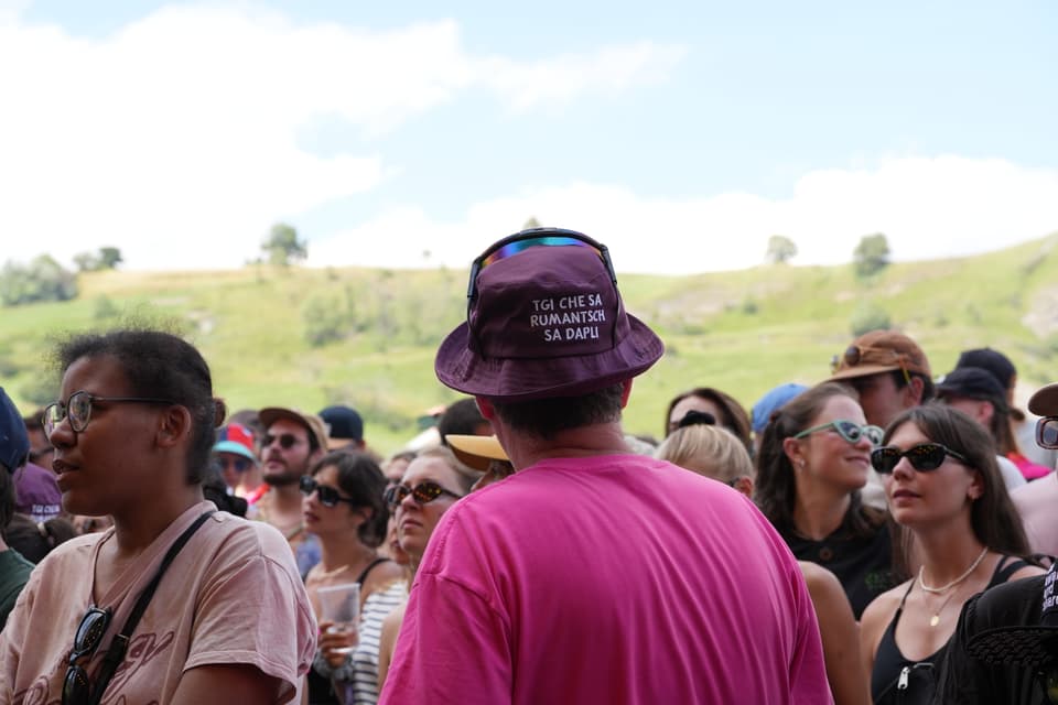 Menschenmenge bei einer Veranstaltung im Freien am Open Air Lumnezia 2024.