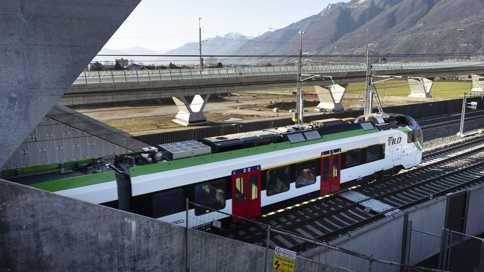 Ein Zug der SBB fährt aus einem Tunnel