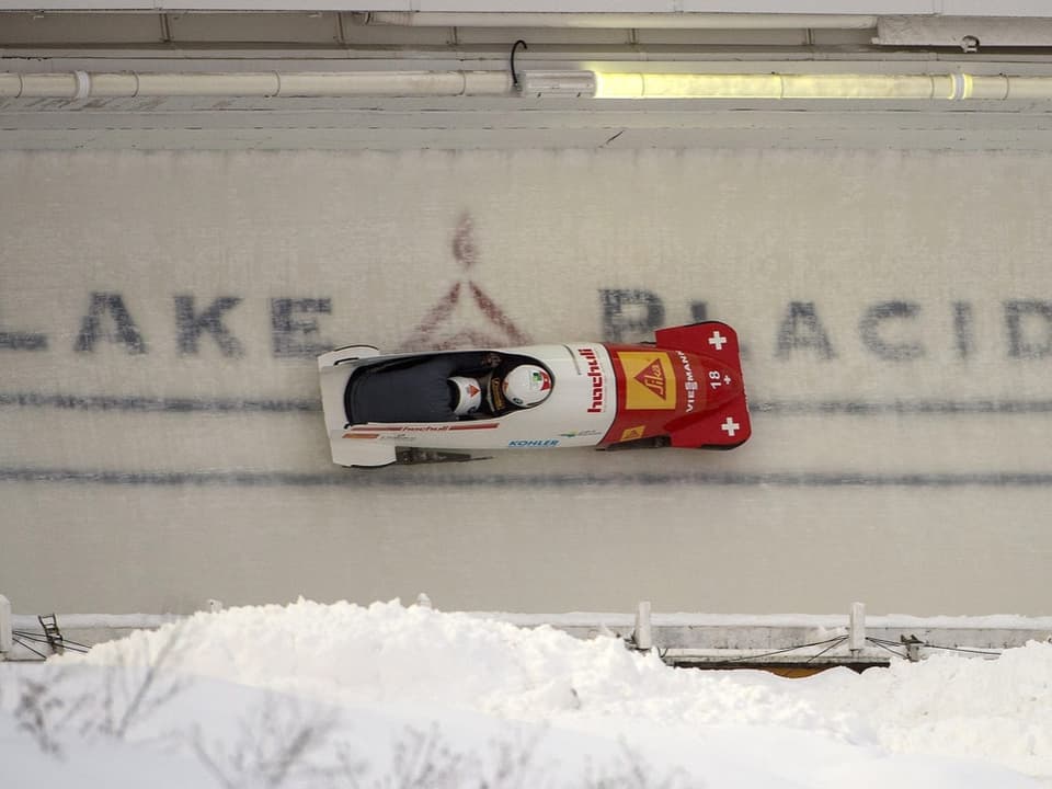 Zweierbob auf Eiskanal mit 'Lake Placid' Schriftzug.