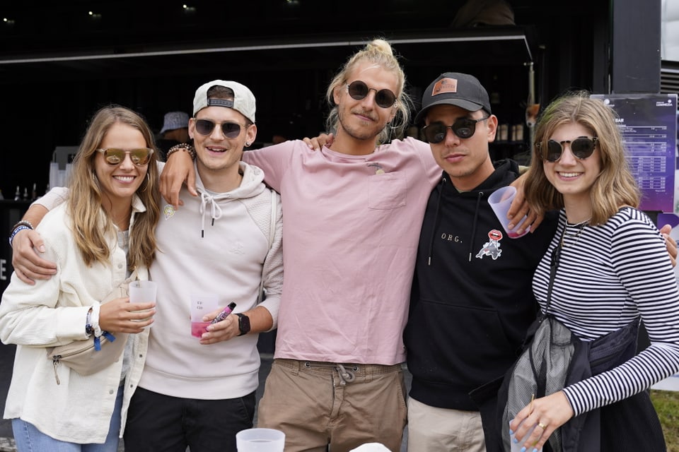 Besucher und Besucherinnen auf dem Festivalareal.