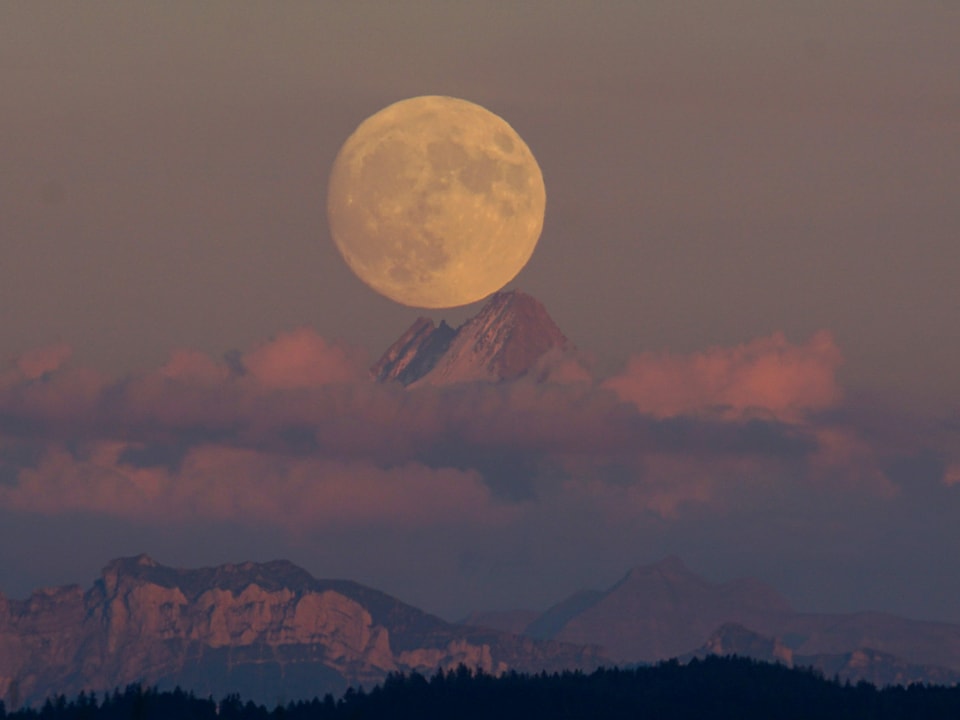 Supermond über den Bergen